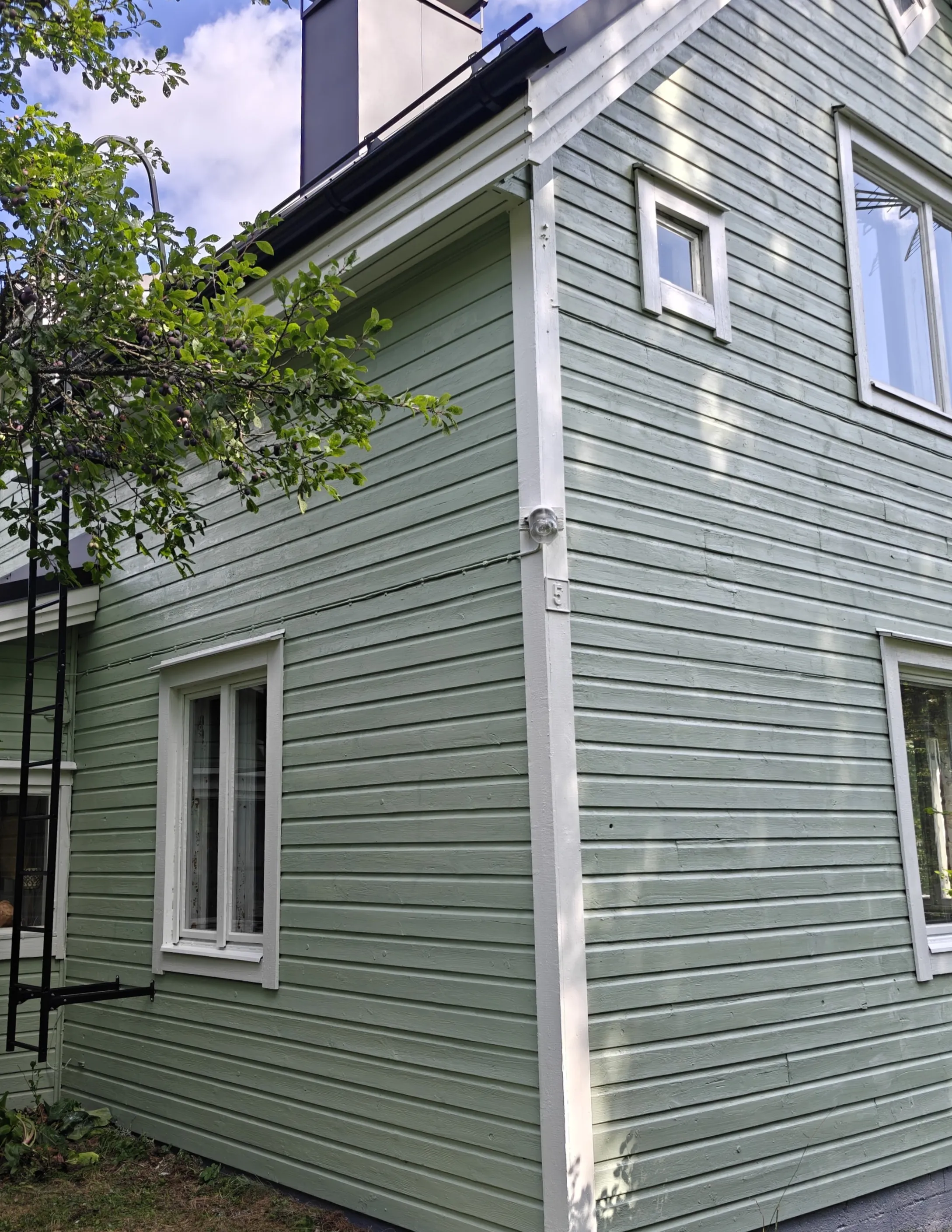 Talon päädyn julkisivumaalaus — jälkeen